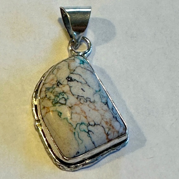 Silver Pendant w/ Howlite Stone - Picture 1 of 1